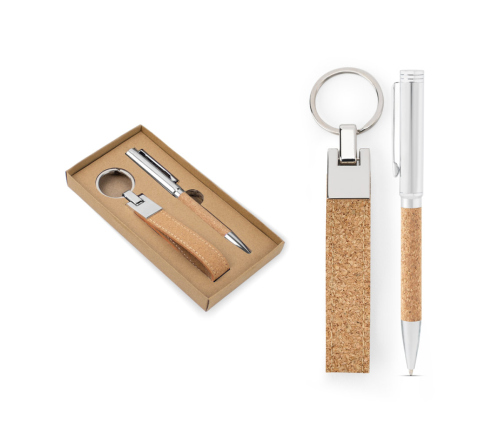Conjunto composto por uma esferográfica e chaveiro, ambos em metal e cortiça