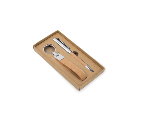 Conjunto composto por uma esferográfica e chaveiro, ambos em metal e cortiça