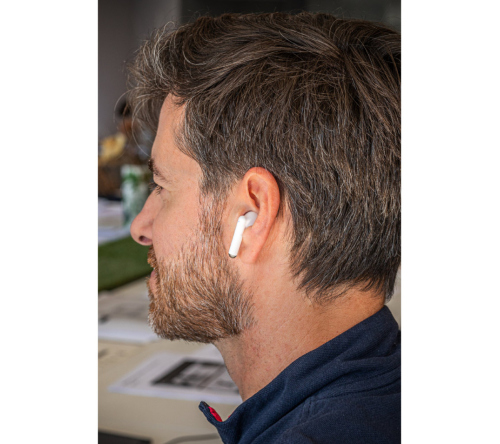 Fones de ouvido wireless em ABS 100% reciclado e bambu com autonomia de 5h